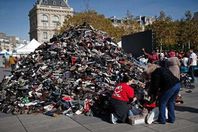 احتجاج بالأحذية المستعملة في باريس