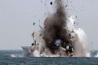 تدمير زورقين مفخخين تابعين للحوثيين