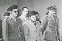 جمال عبدالناصر يقرأ الفاتحة على قبر حسن البنا