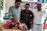 الطفلة التوأم مع الطاقم الطبي