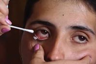 فتاة تذرف دموع من"الكريستال"