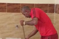 قبيصي الجعفري، مدير مدرسة بأسيوط ينظف المدرسة