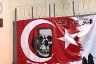 لافتة رفعت أمام السفارة التركية بلبنان