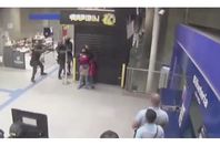 . لحظة تحرير امرأة من يد خاطفها المسلح