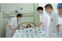 سيخ حديدي يخترق جسم امرأة من الفخذ إلى الكتف