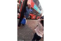 عنصري بريطاني يهاجم مسلمة ويتسبب في بكاء ابنتها