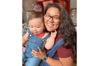 أم شجاعة تنتزع المسدس من خاطف ابنها الرضيع