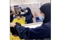 لأول مرة.. فتاة تعمل بصالون حلاقة بمحافظة سعودية
