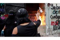 سيدات يشعلن النيران في مبني حكومي
