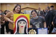 درع من الأزهر لمريم المسيحية لموهبتها الفنية