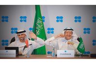 لقطة عفوية لـ " بن سلمان" مع وزير الطاقة الإماراتي
