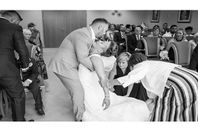 عروس سقطت فجأة في حفل الزفاف.. لم تتحمل المفاجأة (صور)
