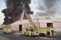 حريق ضخم بمستودع للخيام بالرياض
