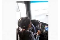 فيديو كارثي طفلة تقود سيارة نقل ثقيل بالطريق السريع
