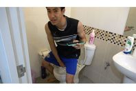 ثعبان يعض شابًا من مكان حساس أثناء وجوده بالحمام