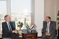 وزير المالية و السفير السويدي