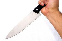 بدافع السرقة.. عاطل يسدد 3 طعنات لزوجة خاله