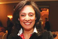 منى عراقى تتعاطف مع المثليين