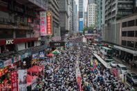 عودة المظاهرات لشوارع "هونغ كونغ" بعد توقف دام 45 يومًا