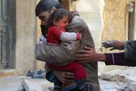 انتشال رضيعة من تحت الأنقاض في إدلب