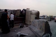 بالصور.. انقلاب مقطورة أسمنت وتحطم 4 سيارات في حادث بطريق القاهرة - الإسكندرية