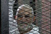 متهم في فض رابعة يقبل يد بديع