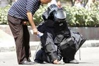 خبراء المفرقعات ينجحون فى تفكيك قنبلة بدائية الصنع بـ"عيد المنعم رياض"