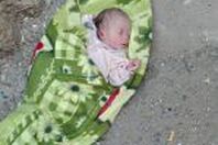 العثور على طفل رضيع بجوار سور نادي شرطة بقنا