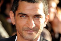 عمرو واكد: حبس الصحفيين لن ينقذكم