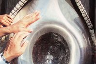 دراسة لتخصيص أوقات للنساء لتقبيل الحجر الأسود