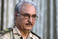 قوات حفتر تتبنى القصف الجوي لمعسكرات قرب مطار طرابلس