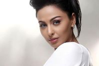 بالفيديو.. «ميس حمدان» تعاقب هاني رمزي بـ «الحذاء»