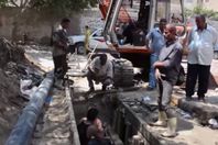 السيطرة على كسر بمواسير صرف صحي بالإسكندرية