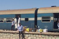 بالصور.. تعطل قطار بأسوان