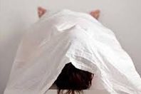 عاطل يطعن والدته بسكين ويهرب بعد أن أرداها قتيلة