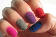 طلاب أمريكيون يخترعون طلاء أظافر يحمى النساء من الاغتصاب