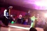  شاهد ..ما فعله عريس مع  "راقصة" بقاعة زفافه