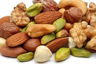 المكسرات تقلل الإصابة بأمراض القلب 