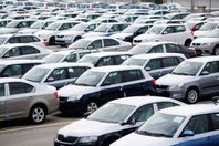 الدولار يشعل سوق السيارات