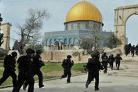 مستوطنون يهود يقتحمون المسجد الأقصى بحراسة قوات الاحتلال