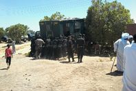 جنود الأمن المركزى يحاولون تحريك ناقلة جنود في صلح الكوبانية