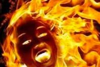 وفاة امرأة ألقيت في النار لـ "طرد الأرواح الشريرة" من جسدها