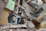 العناية الإلهية تنقذ سكان عقار منهار فى قنا