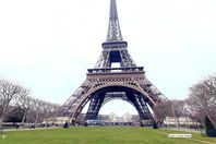 بالفيديو : برج ايفل يطفئ انواره حدادا على ضحايا"شارلي ايبدو"