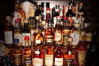 ضبط "خمور" مخبأة داخل حاوية قطع غيار سيارات