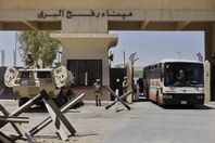 مدير معبر رفح ينفي  تحويل المعبر إلي"تجاري"