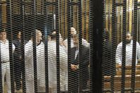 وصول محمد مرسي والمتهمين الآخرين بقضية اقتحام السجون لأكاديمية الشرطة	