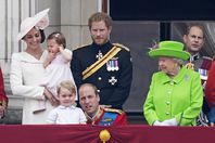 شاهد .. الملكة اليزابيث "تنهر" حفيدها الأمير وليام