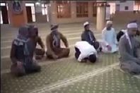 بالفيديو.. شخص يتوفى وهو ساجد