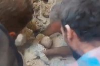 فيديو مؤلم .. انتشال رضيعة من تحت الأنقاض في حلب